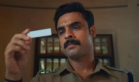 Anweshippin Kandethum: டோவினோவின் திருப்பம் நிறைந்த த்ரில்லர் | ஓடிடி திரை அலசல்