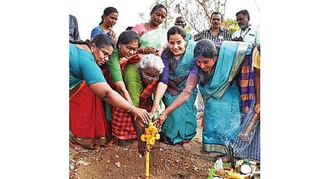 சின்னப்பிள்ளைக்கு முதல்வர் வழங்கிய கலைஞர் கனவு இல்லத்துக்கு பூமி பூஜை நடந்தது.