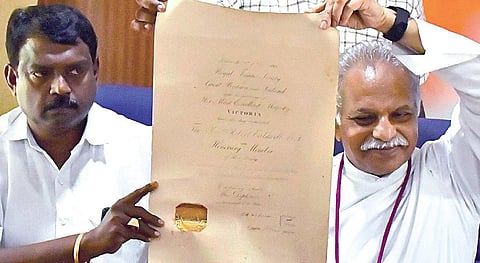 பேராயர் கால்டுவெல் டாக்டர் பட்டம் பெற்றதற்கான சான்றிதழ் நகலை நெல்லையில் நேற்று வெளியிட்டார் தென்னிந்திய திருச்சபை நெல்லை மண்டல பிஷப் பர்னபாஸ். படம்: மு.லெட்சுமி அருண்