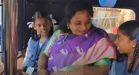 பள்ளி மாணவிகளுடன் ஆட்டோவில் பயணித்த புதுச்சேரி துணைநிலை ஆளுநர் தமிழிசை சவுந்தரராஜன்.