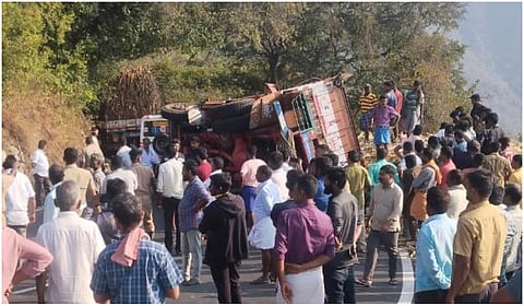 கார் மீது கரும்பு லாரி மோதி விபத்து