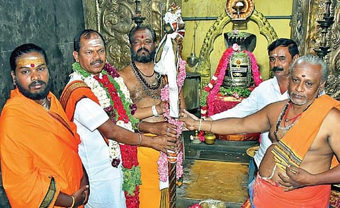 மக்களவை தேர்தலில் பாஜக வெற்றி பெற வேண்டும் என வேலூர் கோட்டை ஜலகண்டேஸ்வரர் கோயிலில் செங்கோல் வழிபாடு செய்த இந்து மக்கள் கட்சியின் தலைவர் அர்ஜூன் சம்பத்.படம்: வி.எம்.மணிநாதன்.
