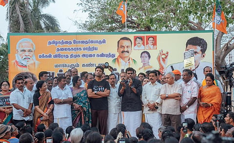 தமிழகத்தில் போதைப் பொருட்கள் நடமாட்டம் தொடர்பாக திமுக அரசை கண்டித்து, பாஜக மாநில தலைவர் அண்ணாமலை தலைமையில், சென்னை வள்ளுவர் கோட்டம் அருகில் நேற்று ஆர்ப்பாட்டம் நடைபெற்றது.
| படம்: ம.பிரபு |