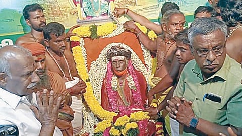 முக்தியடைந்த காமாட்சிபுரி ஆதீனம் சாக்த சிவலிங்கேஸ்வர சுவாமிகள் உடலுக்கு அஞ்சலி செலுத்திய இந்து முன்னணி மாநிலத் தலைவர் காடேஸ்வரா சி.சுப்பிரமணியம் உள்ளிட்டோர்.