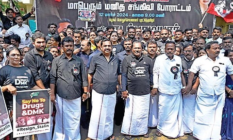 தமிழகத்தில் போதைப் பொருட்களை திமுக அரசு கட்டுப்படுத்த தவறிவிட்டதாக கூறி சென்னை ராஜா அண்ணாமைலபுரத்தில் நடந்த மனித சங்கிலி போராட்டத்தில் கட்சியின் பொதுச்செயலாளர் பழனிசாமி பங்கேற்றார்.
| படங்கள்: ம.பிரபு|