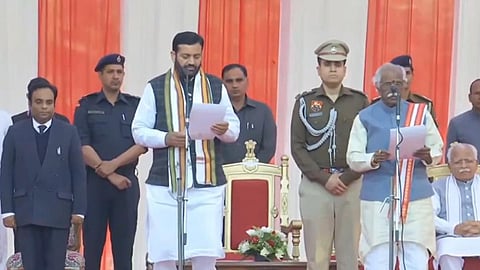 ஹரியாணா மாநிலம் சண்டிகரில் நேற்று நடைபெற்ற நிகழ்ச்சியில் நயாப் சிங் சைனி புதிய முதல்வராக பொறுப் பேற்றுக் கொண்டார். அவருக்கு ஆளுநர் பண்டாரு தத்தாத்ரேயா பதவிப் பிரமாணம் செய்து வைத்தார்.படம்: பிடிஐ