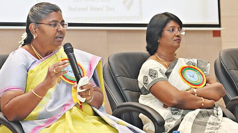 18 வயது பூர்த்தி அடைந்தவர்கள் கட்டாயம் தேர்தலில் வாக்களிக்க வேண்டும் - `ஜனநாயக திருவிழா’ நிகழ்ச்சியில் நாமக்கல் ஆட்சியர் வலியுறுத்தல்