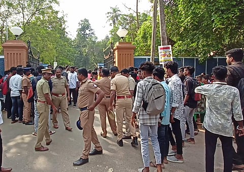 சிஏஏ எதிர்ப்பு போராட்டம்: கும்பகோணம் அரசு கல்லூரியில் மாணவர்களுக்குள் தள்ளுமுள்ளு