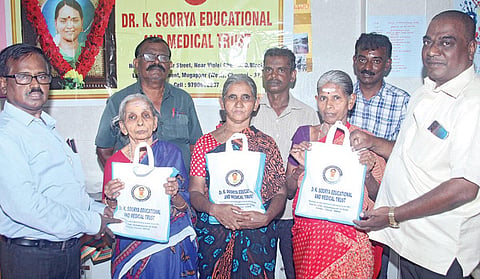 ஆதரவற்ற முதியோருக்கு நலத்திட்ட உதவிகள் வழங்கல்