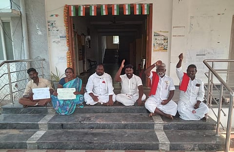 லஞ்சம் கேட்டதற்கு எதிராக கும்பகோணம் - பாபநாசம் வட்டாட்சியர் அலுவலகம் முன்பு காத்திருப்பு போராட்டம்