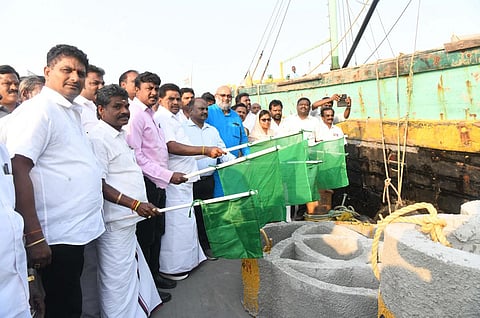 தூத்துக்குடியில் ரூ.11.30 கோடியில் செயற்கை பவளப்பாறை அமைக்கும் பணி தொடக்கம்
