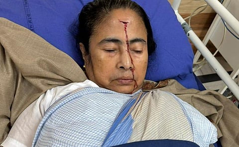 மம்தா பானர்ஜிக்கு நெற்றியில் பலத்த காயம் - மருத்துவமனையில் அனுமதி