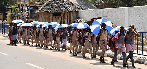 அதிகரிக்கும் கோடை வெயில்: மதுரையில் குடையுடன் பள்ளி செல்லும் மாணவர்கள்!
