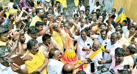 நாயுடுமங்கலம் கூட்டுச்சாலையில் அக்னி கலசத்தை மீண்டும் நிறுவி தீபம் ஏற்றி வணங்கிய பாமகவினர் மற்றும் வன்னியர் சங்கத்தினர்.