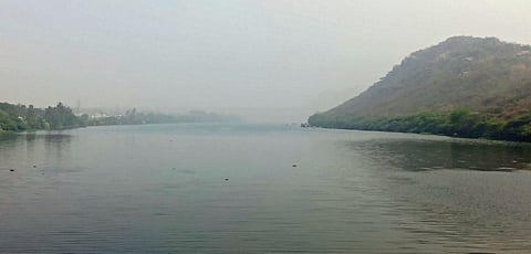 மேட்டூர் அனல் மின் நிலையத்தில் இருந்து காற்றில் பரவிய சாம்பலால், மேட்டூர் அணை மறைக்கப்பட்டுள்ளது.