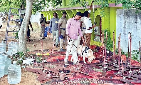 கன்னியகுமரியில் பிரதமர் மோடி இன்று பேசும் பொதுக்கூட்ட மைதானம் அமைந்துள்ள அகஸ்தீஸ்வரம் விவேகானந்தா கல்லூரி வளாக பகுதியில் மோப்ப நாய் உதவியுடன் வெடிகுண்டு நிபுணர்கள் நேற்று மாலை சோதனை நடத்தினர்.