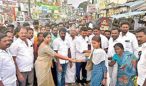 திருவண்ணாமலை நகராட்சியை மாநகராட்சியாக தரம் உயர்த்தி அறிவிக்கப்பட்டதால் பொதுமக்களுக்கு நேற்று இனிப்பு வழங்கிய நகராட்சி மன்ற தலைவர் நிர்மலா வேல்மாறன். அருகில், திமுக மருத்துவரணி மாநில துணை தலைவர் கம்பன் உள்ளிட்டோர்.