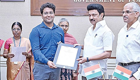 தமிழ்நாடு அரசுப் பணியாளர் தேர்வாணையத்தின் மூலம் தமிழ்நாடு தடய அறிவியல் துறையில் இளநிலை அறிவியல் அலுவலர் பணியிடத்துக்கு தேர்வு செய்யப்பட்ட நபர்களுக்கு பணிநியமன ஆணைகளை முதல்வர் மு.க.ஸ்டாலின் தலைமைச் செயலகத்தில் வழங்கினார். நிகழ்ச்சியில், தலைமைச் செயலாளர் சிவ் தாஸ் மீனா, உள்துறை, மதுவிலக்கு மற்றும் ஆயத்தீர்வைத் துறை செயலாளர் பெ.அமுதா, தடய அறிவியல் துறை இயக்குநர் எல்.விஜயலதா ஆகியோர் கலந்து கொண்டனர்.