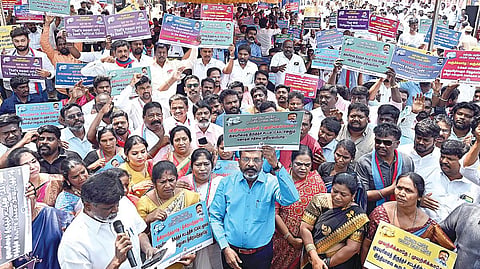 மத்திய அரசைக் கண்டித்து, சென்னை வள்ளுவர் கோட்டம் அருகே விடுதலை சிறுத்தைகள் கட்சி சார்பில் நேற்று நடைபெற்ற ஆர்ப்பாட்டத்தில் கட்சியின் தலைவர் திருமாவளவன் உள்ளிட்டோர் பங்கேற்றனர்.
| படம்: எஸ்.சத்தியசீலன் |