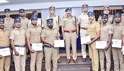 4 கேங்ஸ்டர்கள் உட்பட 20 ரவுடிகளை சென்னையில் துப்பாக்கி முனையில் கைது செய்த தனிப்படை போலீஸாருக்கு, காவல் ஆணையர் சந்தீப் ராய் ரத்தோர் சான்றிதழ் வழங்கி பாராட்டினார்.