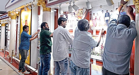 தேர்தல் நடத்தை விதிகள் அமலுக்கு வந்ததையடுத்து, சென்னை
தலைமை ச் செயலகத்தில், செய்தி மக்கள் தொடர்புத்துறை சார்பில்
வைக்கப்பட்டிருந்த தமிழக அரசின் திட்டங்கள் குறித்த விளம்ப ர
பலகை கள் அனைத்தும் நேற்று மாலை அகற்றப்பட்டன. படம்: ம.பிரபு