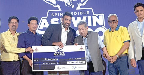 இந்திய கிரிக்கெட் வீரர் ரவிச்சந்திரன் அஸ்வினுக்கு தமிழக கிரிக்கெட் சங்கம் சார்பில் ரூ.1 கோடிக்கான காசோலையை வழங்குகிறார் பிசிசிஐ முன்னாள் தலைவர் என்.சீனிவாசன். படம்:எம்.வேதன்