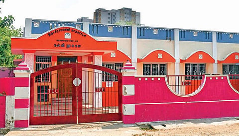 திருச்சி மாநகராட்சி 59-வது வார்டு செங்குளம் காலனியில் கட்டப்பட்டு 13 ஆண்டுகளாக பூட்டிக் கிடக்கும் கல்வி நூலகம். படங்கள்: ர.செல்வமுத்துகுமார்