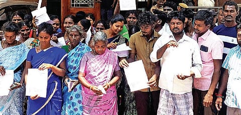 விழுப்புரம் ஆட்சியர் அலுவலகத்தில் புகார் மனு அளிக்க வந்த கிராம மக்கள்.