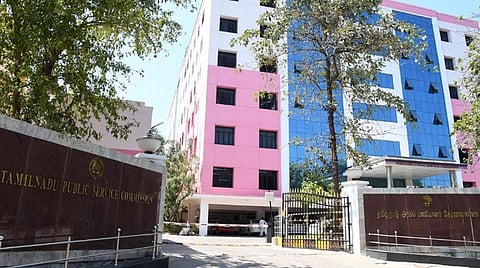 சிவில் நீதிபதி தேர்வின்போது புளூ டூத் மூலம் முறைகேட்டில் ஈடுபட்ட ஈரோடு வழக்கறிஞர்: வாழ்நாள் தடை விதித்த டிஎன்பிஎஸ்சி