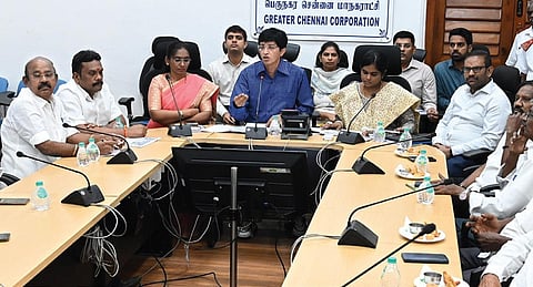 தேர்தல் நடத்தை விதிகள் தொடர்பாக , அங்கீகரிக்கப்பட்ட அரசியல் கட்சிகளின் பிரதிநிதிகளுடன் சென்னை மாவட்ட தேர்தல் அதிகாரி ஜெ.ராதாகிருஷ்ணன் நேற்று ஆலோசனை நடத்தினார் .
| படம்: எஸ்.சத்தியசீலன் |