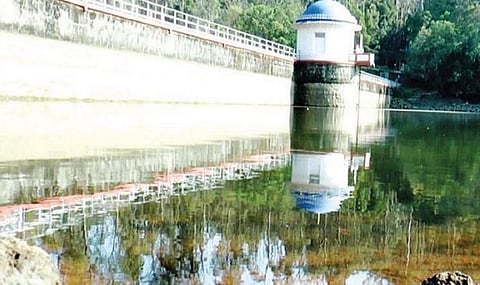 நீர்மட்டம் குறைந்து காணப்படும் குன்னூரின் ரேலியா அணை.