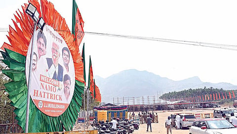சேலம் கெஜல்நாயக்கன்பட்டியில் இன்று நடைபெறவுள்ள பாஜக பொதுக் கூட்டத்தில் பிரதமர் மோடி பங்கேற்கிறார். அவரை வரவேற்று பொதுக்கூட்ட மேடை அருகே வரவேற்பு பேனர்கள், கொடிகள் கட்டப்பட்டுள்ளன. படம்: எஸ்.குருபிரசாத்
