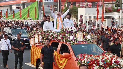 கோவை மேட்டுப்பாளையம் சாலையில் நேற்று மாலை நடந்த பிரம்மாண்ட வாகன பேரணியில் கலந்துகொண்ட பிரதமர் மோடி, சாலையில் திரண்டிருந்த மக்களை பார்த்து உற்சாகமாக கையசைத்தார். அருகில், தமிழக பாஜக தலைவர் அண்ணாமலை, மத்திய இணை அமைச்சர் எல்.முருகன்.