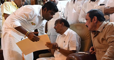 தைலாபுரத்தில் பாமக நிறுவனர் ராமதாஸ், பாமக தலைவர் அன்புமணி ராமதாஸ், பாஜக மாநில தலைவர் அண்ணாமலை, மத்திய இணை அமைச்சர் எல்.முருகன் ஆகியோர் முன்னிலையில் பாஜக - பாமக இடையிலான கூட்டணி ஒப்பந்தம் கையெழுத்தானது. | படங்கள்: சாம்ராஜ்