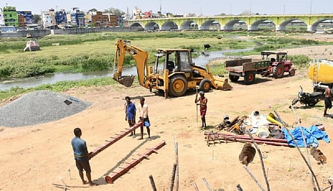 சித்திரை திருவிழாவை முன்னிட்டு மதுரை வைகை ஆற்றில் பக்தர்கள் இறங்கி செல்வதற்காக படிக்கட்டுகள் கட்டுவதற்கான கட்டுமான பணிகள் நடைபெற்று வருகின்றன. | படம்: எஸ்.கிருஷ்ணமூர்த்தி