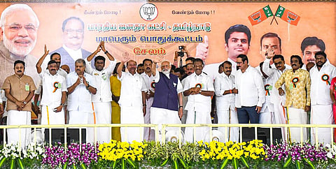 சேலம் கெஜல்நாயக்கன்பட்டியில் நேற்று நடைபெற்ற பாஜக அணி பொதுக்கூட்டத்தில் கூட்டணி கட்சி தலைவர்களுடன் இணைந்து நின்று தொண்டர்களை பார்த்து கையசைக்கும் பிரதமர் மோடி. படங்கள்: எஸ்.குரு பிரசாத்