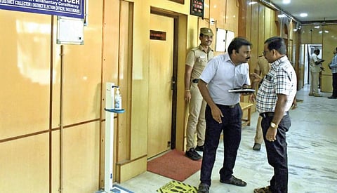 வேட்பு மனுத் தாக்கல் இன்று தொடங்கவுள்ள நிலையில், தூத்துக்குடி மக்களவை தொகுதிக்கான தேர்தல் நடத்தும் அலுவலர் அலுவலகம் தயார் நிலையில் உள்ளது. | படம்: என்.ராஜேஷ்.