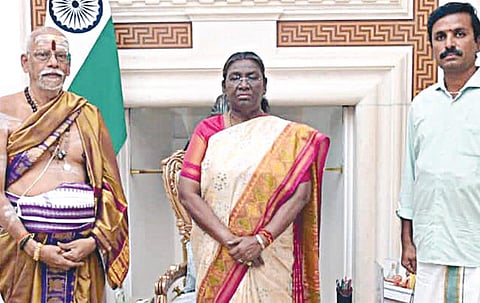 குடியரசுத் தலைவர் திரவுபதி முர்முவை சந்தித்த காஞ்சிபுரம் காமாட்சி அம்மன் கோயில் மூத்த அர்ச்சகர் நடராஜ சாஸ்திரி மற்றும் காஞ்சிபுரம்
நகர வரவேற்பு குழு உறுப்பினர் சி.வெங்கட்ராமன்.