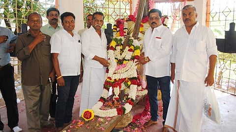 வ.உ.சி இழுத்த செக்கிற்கு மரியாதை செலுத்தும் பொதுமக்கள்