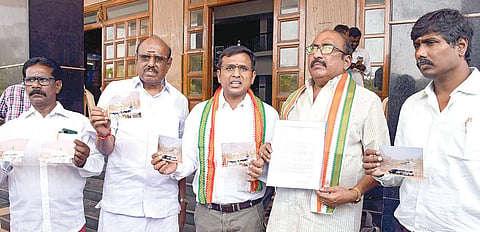 பிரதமர் மீது நடவடிக்கை எடுக்கக் கோரி, சேலம் தேர்தல் அலுவலகத்தில் மனு அளிக்க வந்த காங்கிரஸ் கட்சியினர். படம்: எஸ்.குரு பிரசாத்