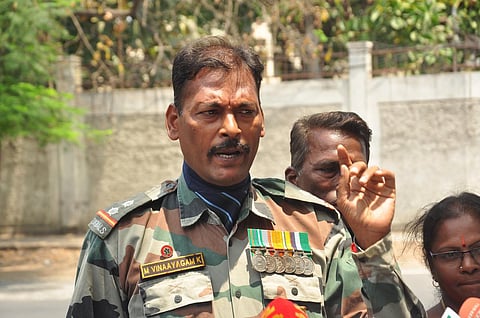 பொள்ளாச்சி மக்களவை தொகுதியில் போட்டியிட முன்னாள் ராணுவ வீரர் விநாயகம் கோவை ஆட்சியர் அலுவலகத்தில் இன்று வேட்பு மனு தாக்கல் செய்தார்.