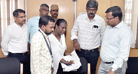 காஞ்சிபுரத்தில் செயல்பட்டு வரும் தேர்தல் கட்டுப்பாட்டு அறையை தேர்தல்
செலவின பார்வையாளர்கள் மதுக்கர் ஆவே ஸ், சந்தோஷ் சரண்
பார்வையிடுகின்றனர். உடன் மாவட்ட வருவாய் அலுவலர் செ.வெங்கடே ஷ்