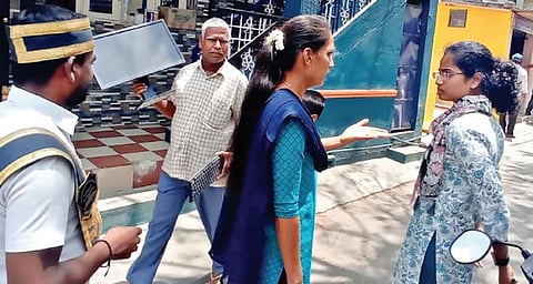 ஓசூரில் மத்திய அரசின் திட்டத்தின் கீழ் வங்கிக் கடன் பெற விண்ணப்பம பதிவு செய்ய வந்த பொதுமக்களிடம் உதவி தேர்தல் நடத்தும் அலுவலர் பிரியங்கா விசாரணை நடத்தினார்.