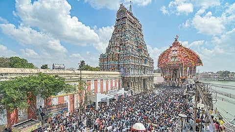 திருவாரூரில் ஆயிரக்கணக்கான பக்தர்கள் மத்தியில் அசைந்தாடி வந்த ஆழித்தேர். படம்: ஆர்.வெங்கடேஷ்