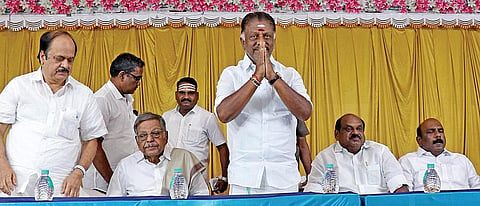 சென்னை எழும்பூரில் நேற்று நடைபெற்ற நிர்வாகிகள் ஆலோசனைக் கூட்டத்தில் பேசுகிறார் ஓ.பன்னீர்செல்வம். படம்: ம.பிரபு