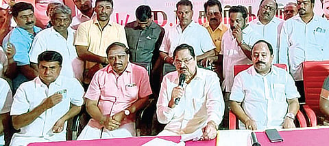 குடியாத்தத்தில் திமுக தேர்தல் அலுவலகம் திறப்பு விழாவில் பேசும் நீர்வளத்துறை அமைச்சர் துரைமுருகன். அருகில், மாவட்ட செயலாளர் ஏ.பி.நந்தகுமார், நகராட்சி மன்ற தலைவர் சவுந்தரராஜன் உள்ளிட்டோர்.