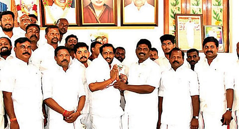 அதிமுக வேட்பாளர் சேவியர்தாஸூக்கு பொன்னாடை போர்த்திய மாவட்டச் செயலாளர் பி.ஆர்.செந்தில்நாதன் எம்.எல்.ஏ. உள்ளிட்ட கட்சியினர்.