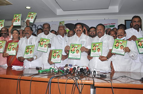 அதிமுக தலைமையகத்தில் தேர்தல் அறிக்கையை வெளியிட்ட எடப்பாடி பழனிசாமி