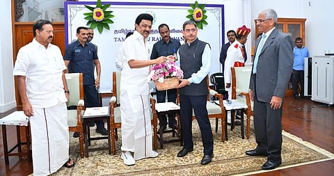 அமைச்சர் பொன்முடி பதவியேற்பு நிகழ்ச்சியில் ஆளுநர் ஆர்.என்.ரவிக்கு முதல்வர் ஸ்டாலின் பூங்கொத்து வழங்கினார்