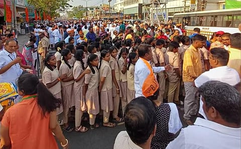 பிரதமரின் ‘ரோடு ஷோ’வில் மாணவர்கள் பங்கேற்ற விவகாரம்: தனியார் பள்ளியின் மீது போலீஸார் வழக்கு